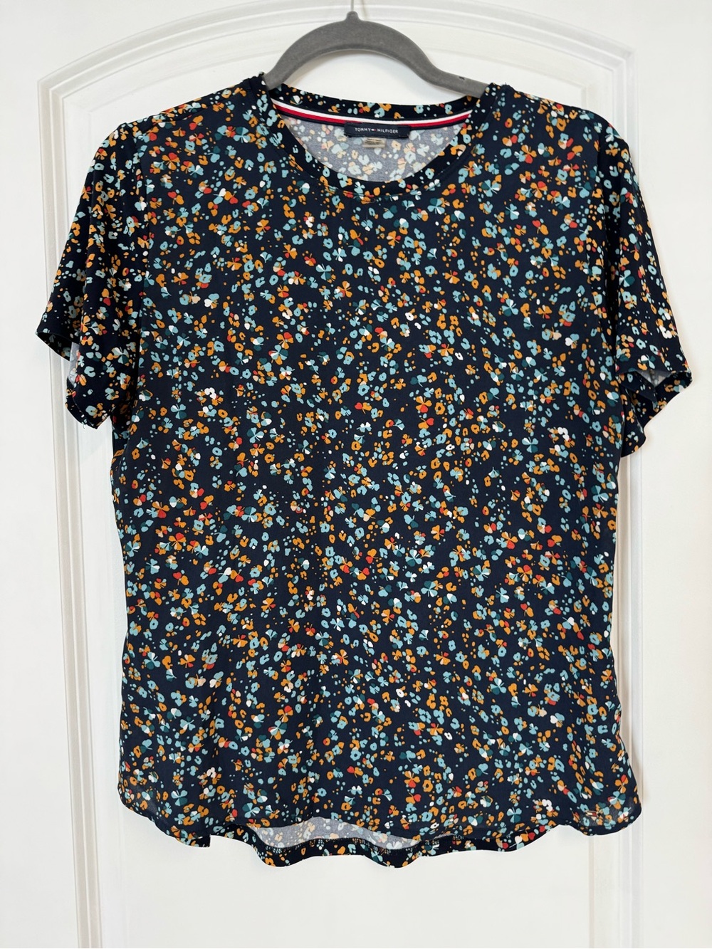 ⭐️3/$20 bundle⭐️Tommy Hilfiger Navy Floral Print Short Sleeve Tee